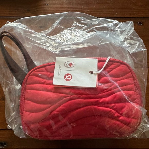 NWT Lululemon Team Canada Olympic Quilted Belt Bag - Picture 4 of 5